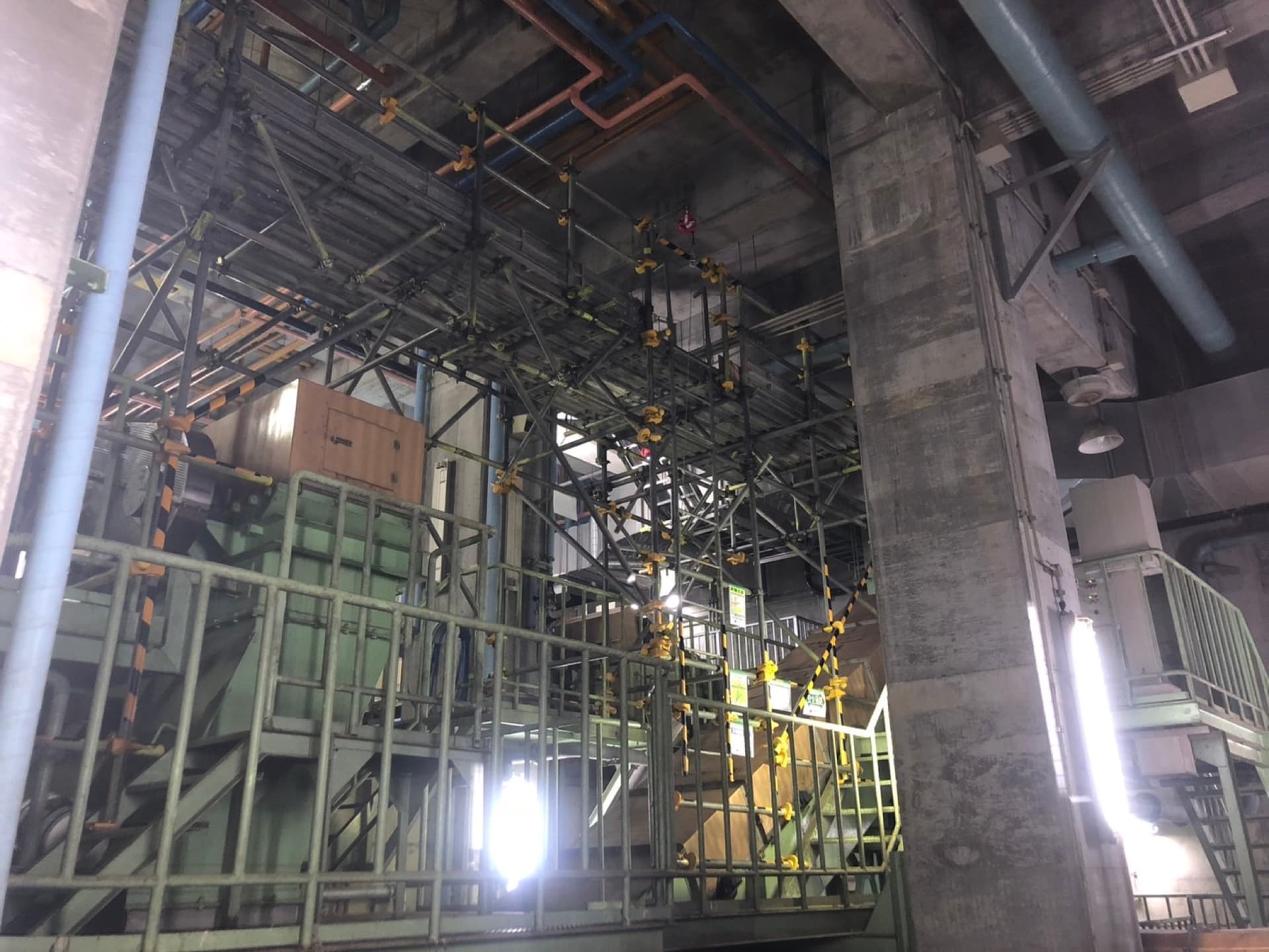 工場内・柱まわりの足場