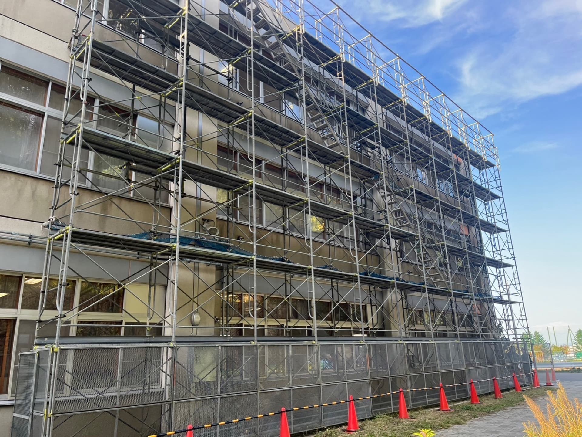 建物外壁の全面足場